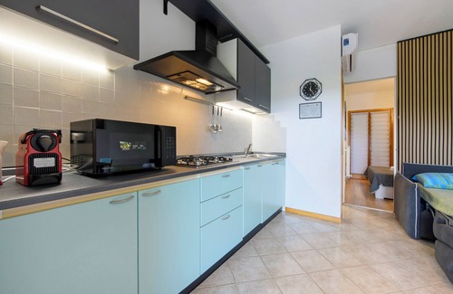 Colà Di Lazise Apartment | Apartment 'I Vigneti Del Garda' with Shared Pool, Wi-Fi and Air Conditioning