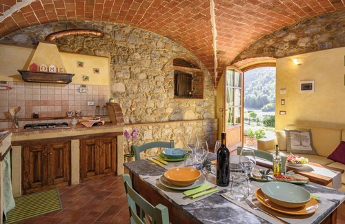 Pomarance Apartment | Apartment 'Il Trinciatoio' with Shared Pool, Private Garden and Wi-Fi