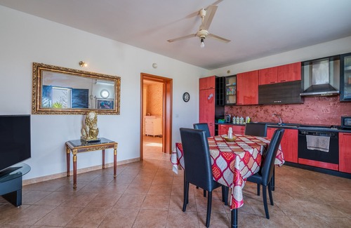 Lentini Apartment | Apartment "Indipendente Lentini" with Mountain View, Garden & Wi-Fi
