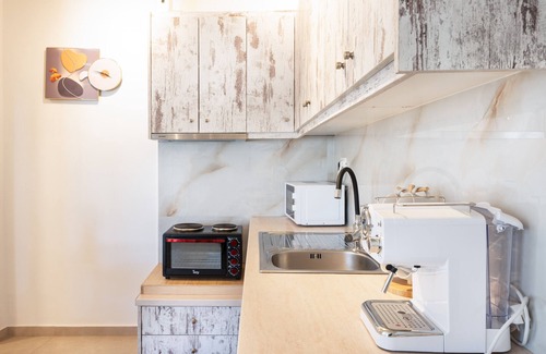 Tourlos Apartment | Apartment 'Irene's Studio' with Shared Pool, Wi-Fi and Air Conditioning