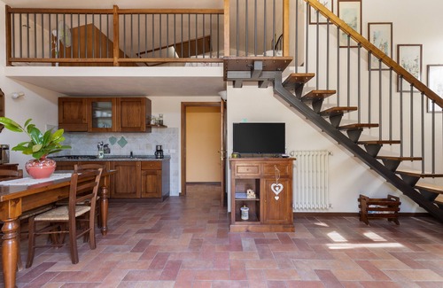 Magliano House | Apartment 'Vernaccia Country House - Agriturismo' with Pool, Garden & Wi-Fi
