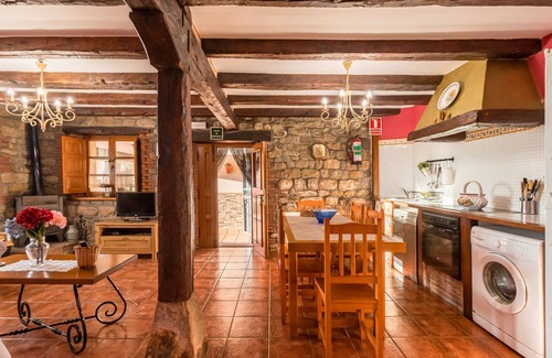 Villacarriedo Apartment | Apartment 'Juntana 1' with Mountain View, Shared Terrace and Wi-Fi