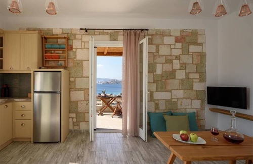 Kimolos Apartment | Apartment 'Kalamitsi View' with Private Terrace, Wi-Fi and Air Conditioning