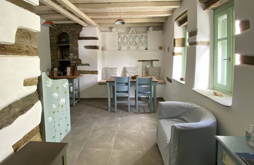 Exomvourgo House | Apartment 'Komi Lodge Tinos' with Mountain View