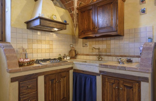 Pomarance Apartment | Apartment 'La Caciaia' with Shared Pool, Private Garden and Wi-Fi