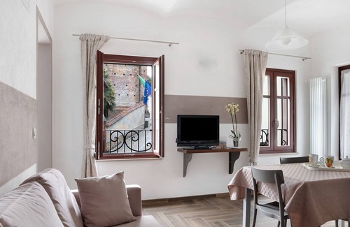 Verduno House | Apartment 'La Terrazza' with Mountain View, Wi-Fi and Air Conditioning