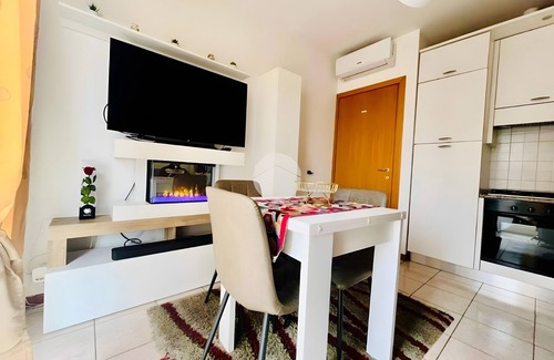 Marina Centro Apartment | Apartment 'Lagomaggio' with Private Terrace, Wi-Fi and Air Conditioning