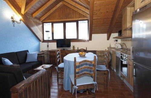 Borrastre Apartment | Apartment 'Larrás' with Mountain View, Shared Garden and Wi-Fi