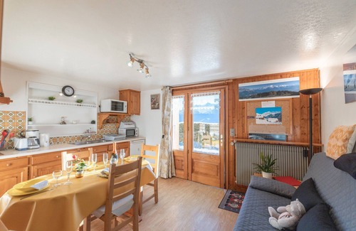 Cordon Apartment | Apartment 'Le Rouge-Gorge' with Mountain View, Private Terrace and Wi-Fi
