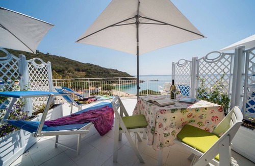 Cavoli Apartment | Apartment 'Le Sirene Mono 8' with Shared Terrace, Wi-Fi and Air Conditioning