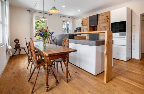Gompelscheuer Apartment | Apartment 'Lehrerzimmer' with Mountain View, Shared Terrace and Wi-Fi