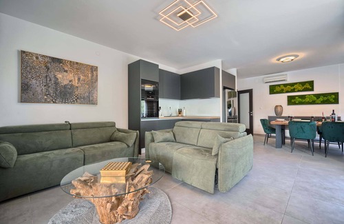 Znjan Apartment | Apartment Liberty Living with Pool II