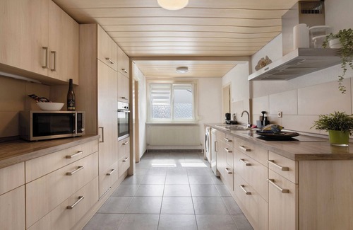 Neckarhausen Apartment | Apartment 'M B Homes Nürtingen' with Wi-Fi