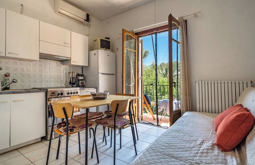 Kateleios Apartment | Apartment 'Makis Katelios' with Balcony, Wi-Fi and Air Conditioning