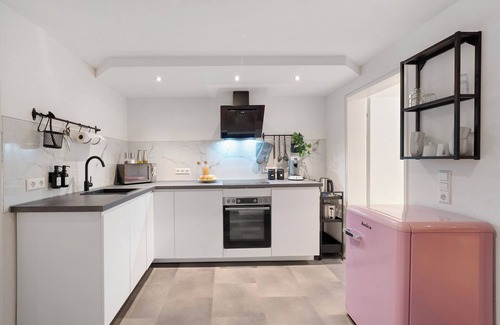 Teningen Apartment | Apartment 'Modern Und Gemütlich- In Teningen' with Wi-Fi