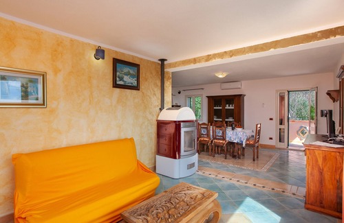 Sas Linnas Siccas Apartment | Apartment "Murice" with Sea View, Garden & Wi-Fi
