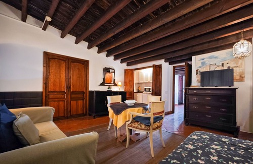 Ibiza City Centre Apartment | Apartment 'Navila Numero 2' with Shared Pool, Wi-Fi and Air Conditioning
