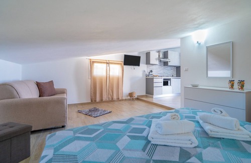 Fontane Bianche Apartment | Apartment 'Nord In Villa Sele' with Shared Pool, Wi-Fi and Air Conditioning