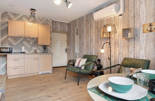 Reinberg Apartment | Apartment 'Nostalgie-flair Kapitänskajüte' with Shared Terrace, Wi-Fi and Air Conditioning