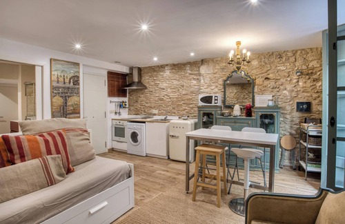 Barri Vell Apartment | Apartment “Old Side Girona one” with Balcony, Wi-Fi & A/C