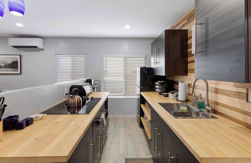 Barths Apartment | Apartment on 38th- Vibrant, Urban neighborhood