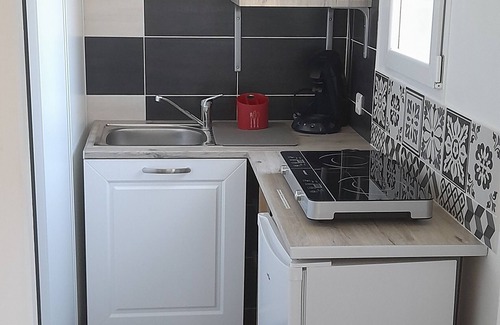 Pouzolles Apartment | Apartment on the ground floor in a guest house with swimming pool