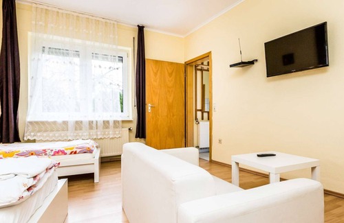 Muelheim Apartment | Apartment on the ground floor (W3) - 2x bedrooms - 5 single beds