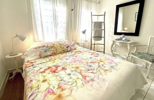 Beacon Hill Apartment | Apartment one minute walking to Simpson Bay Beach