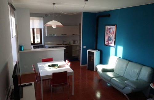 Bedizzole Apartment | Apartment Orange room in the Castle, near Lake Garda