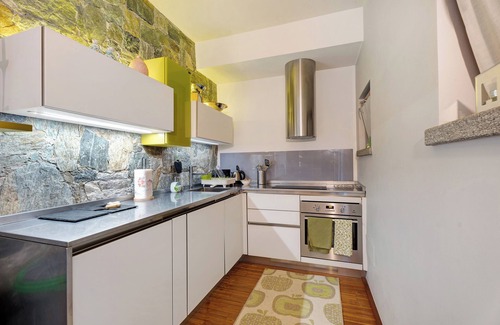 Carcioni Apartment | Apartment 'Paola's' with Lake View, Private Pool and Wi-Fi