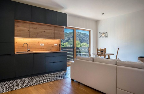 Auer Apartment | Apartment 'Pension Grasser' with Mountain View, Private Terrace and Wi-Fi