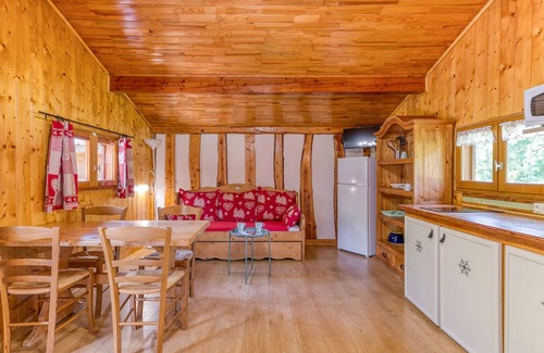 Vaulnaveys-le-Bas Apartment | Apartment 'Perce Neige' with Mountain View, Wi-Fi and Air Conditioning