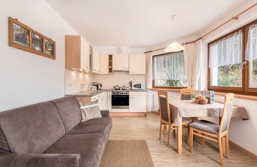 Mantana Apartment | Apartment "Pramstaller Kron" with Mountain View, Wi-Fi, Terrace & Garden