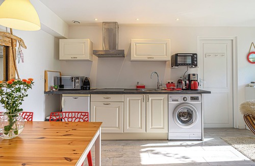 Clohars-Carnoet Apartment | Apartment 'Prat Bras - T1 - Bord De Mer' with Shared Garden and Wi-Fi