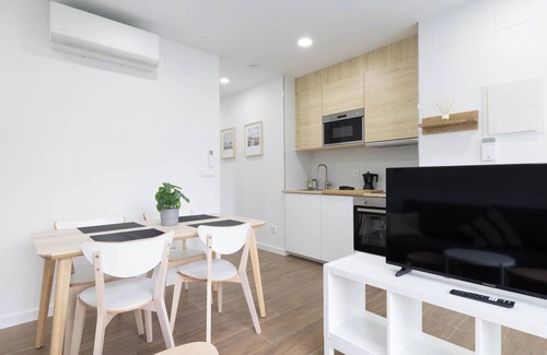 Rates Apartment | Apartment 'Ría De San Cosme Laxeira' with Mountain View, Shared Garden and Air Conditioning