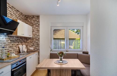 Loppersum Apartment | Apartment 'Robbe' with Private Terrace and Wi-Fi