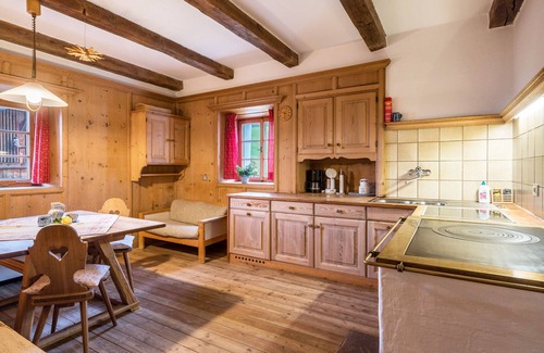 Renon Apartment | Apartment 'Ronacherhof Kamille' with Shared Garden, Balcony and Wi-Fi