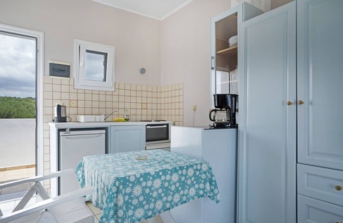Svoronata Apartment | Apartment 'Sea View 1' with Shared Pool, Wi-Fi and Air Conditioning