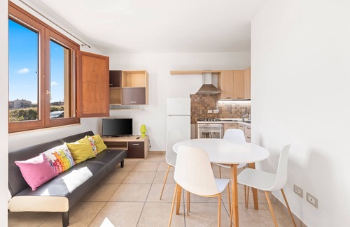 Santa Giusta Apartment | Apartment 'Simonhouse' with Balcony, Wi-Fi and Air Conditioning