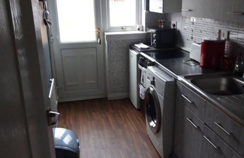 Glasgow House | Apartment situated next to queen Elizabeth hospital 2.5 mile from hydro secc