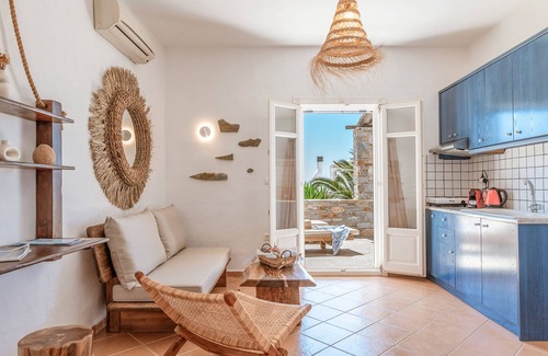 Kini Apartment | Apartment 'Suite No 2' with Sea View, Wi-Fi and Air Conditioning