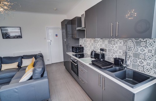Colwyn Bay Apartment | Apartment Twin Ensuite at Beachmount Holiday Apartments