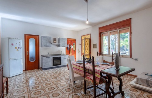 Lecce Apartment | Apartment 'Villa Aurora' with Shared Pool, Wi-Fi and Air Conditioning