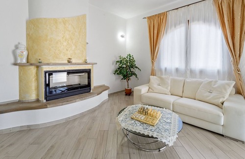 Sanluri Historic Centre House | Apartment 'Villa Fraisca Appartamento Iperico' with Shared Garden, Wi-Fi and Air Conditioning