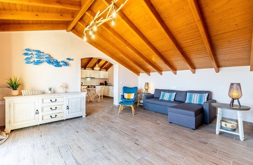 Petriti Apartment | Apartment 'Villa Konstantina Lulas Penthouse' with Sea View, Wi-Fi and Air Conditioning