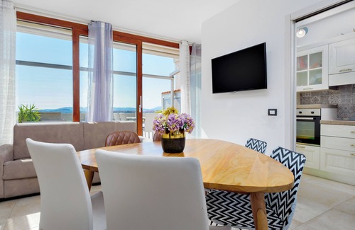 Olbia City Centre Apartment | Apartment 'Window On The Sea' with Sea View, Wi-Fi and Air Conditioning
