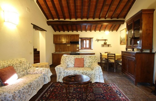 Il Borgo Apartment | Apartment with Pool and WiFi in Cortona for 4 People