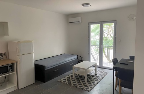 Poussan Apartment | Apartment with private terrace on the edge of the Thau lagoon