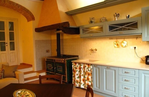 Gambassi Terme Apartment | Apartment with small terrace in ancient village with pool near san Gimignano