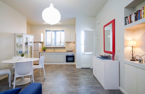 Stazzo Apartment | Apartment with terrace and direct access to the sea. Shared pool. Corallo